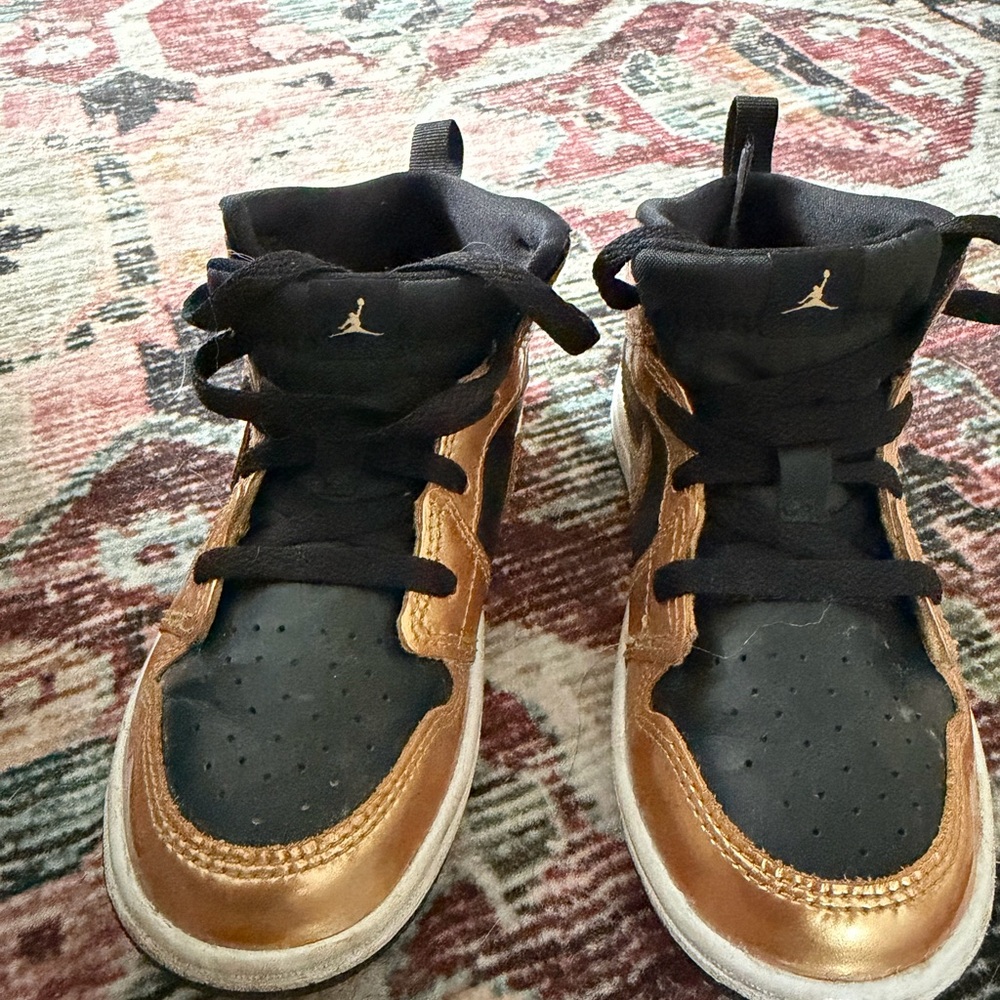 Nike Kids Black and Gold Sneakers